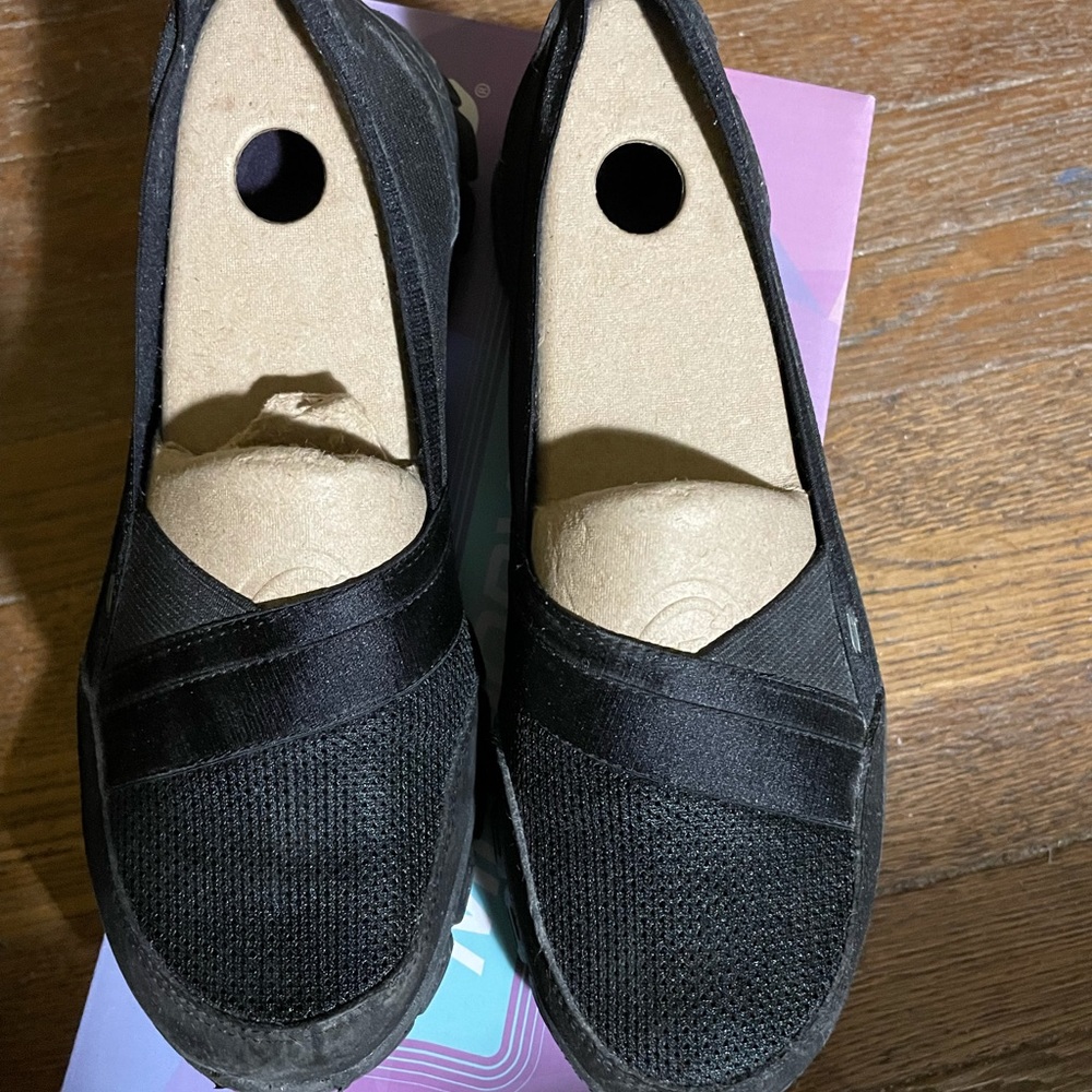 Skechers Fantastical slip on shoes